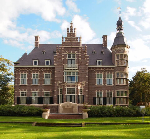 Achtergevel van monumentaal landgoed Huize De Burgh in Eindhoven na dakrenovatie en gevelrestauratie (2011).