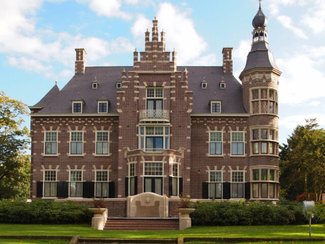 Achtergevel van monumentaal landgoed Huize De Burgh in Eindhoven na dakrenovatie en gevelrestauratie (2011).