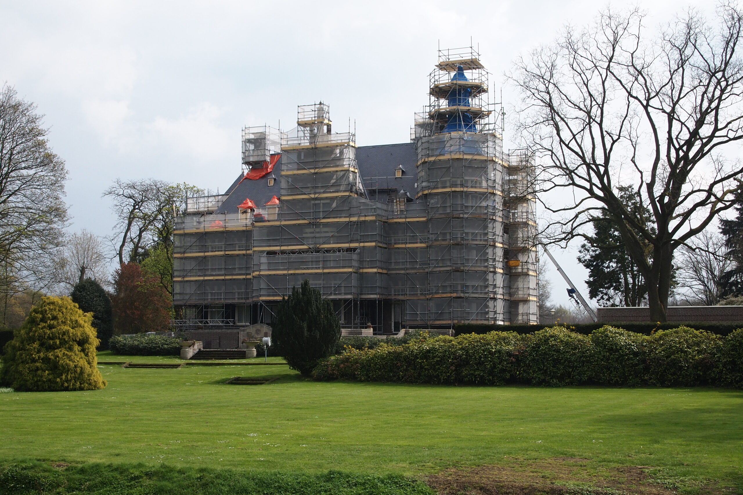 Achtergevel van landgoed Huize De Burgh in Eindhoven volledig in de steigers tijdens dakrenovatie en gevelrestauratie (2011).