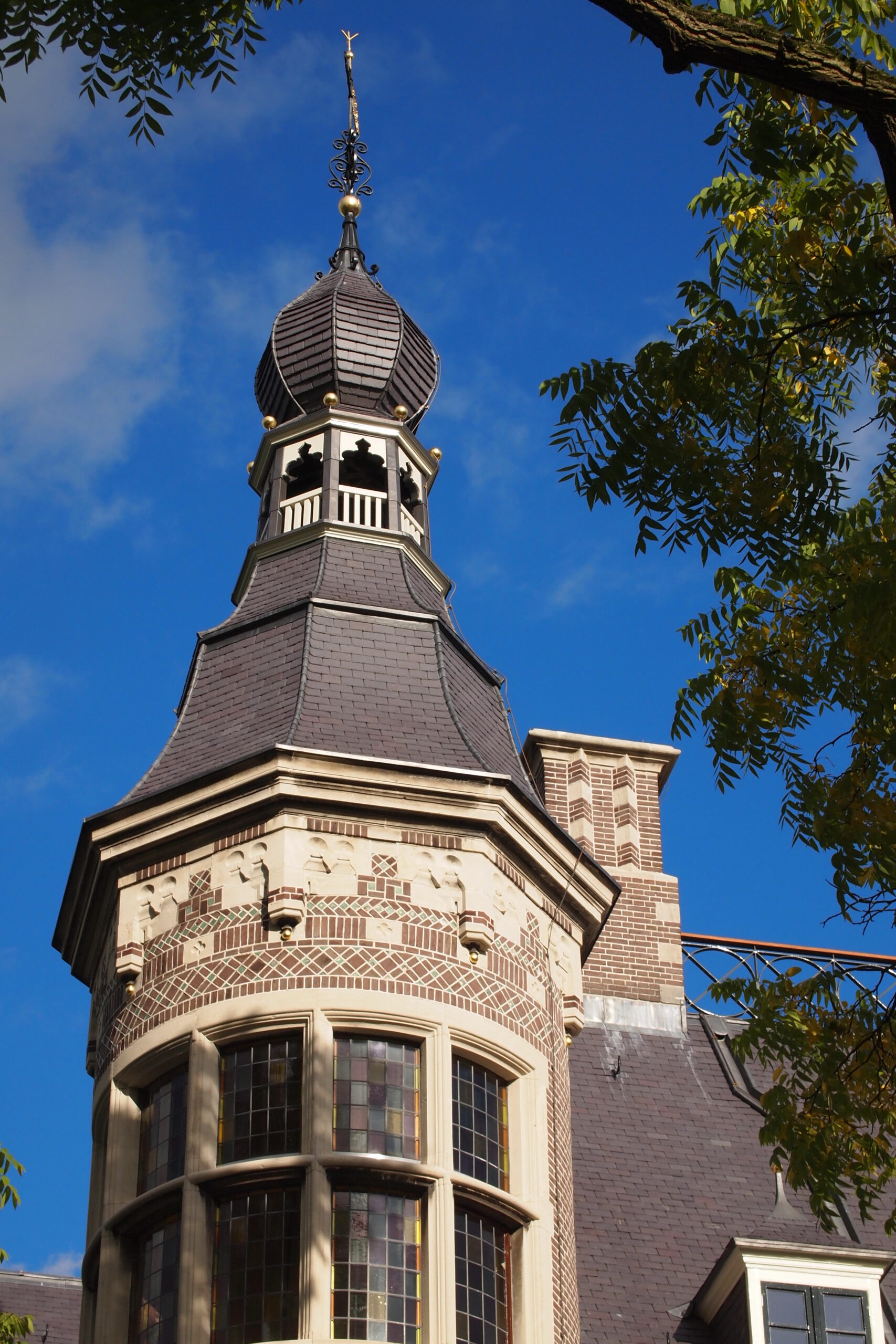 Toren van landgoed Huize De Burgh in Eindhoven na dakrenovatie en gevelrestauratie (2011).