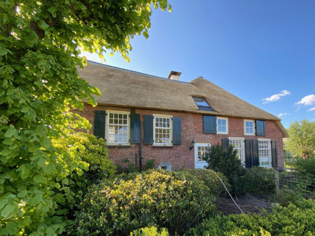 Achtergevel van historische boerderij aan de Kniplaan na oplevering van restauratie en verduurzaming inclusief nieuwe kap
