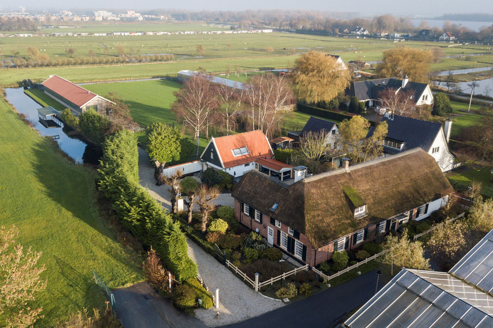 Luchtfoto van het perceel van de historische boerderij aan de Kniplaan in originele staat vóór restauratie