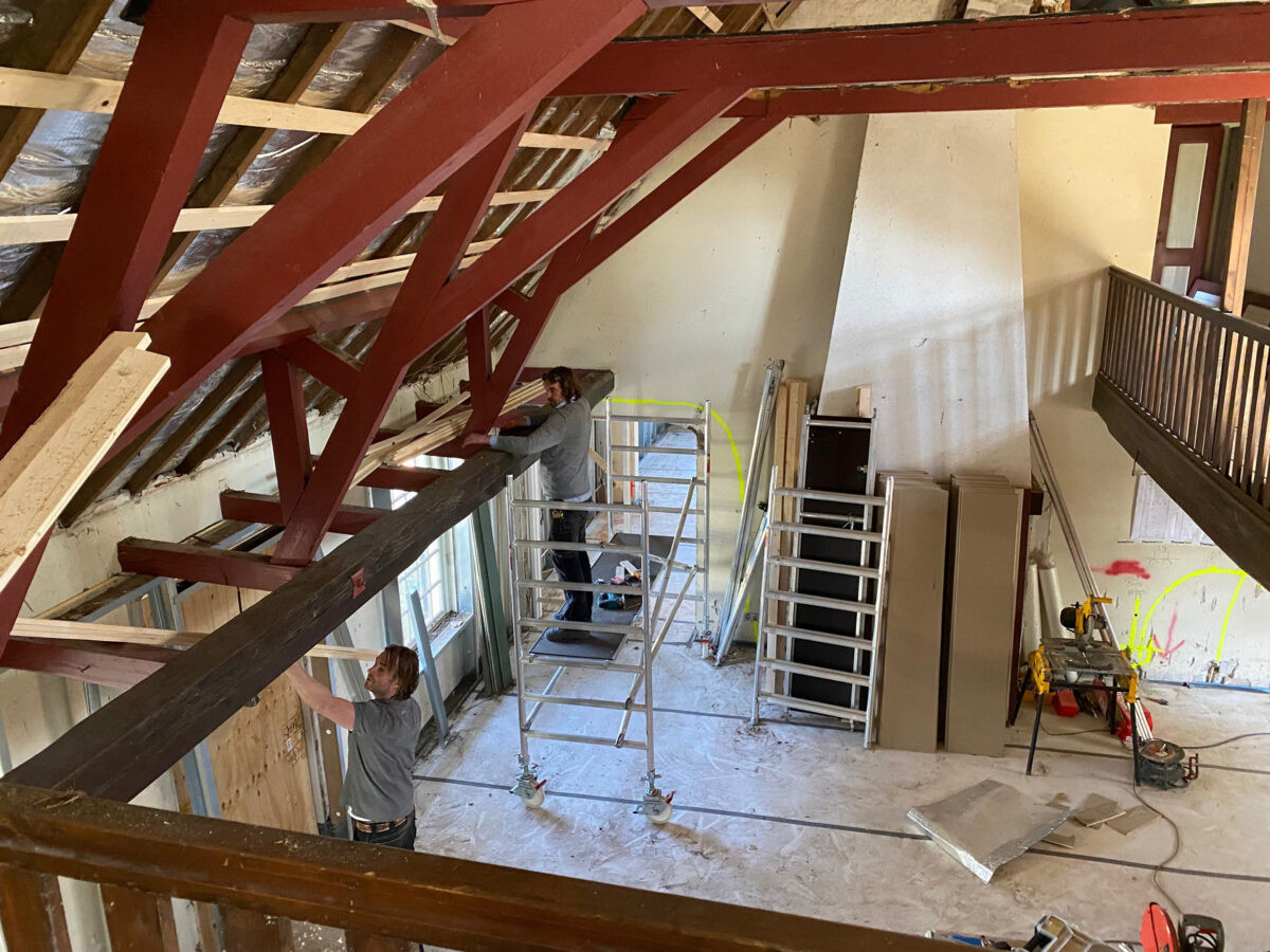 Interieur van historische boerderij aan de Kniplaan tijdens restauratie, waarbij het casco wordt aangepakt