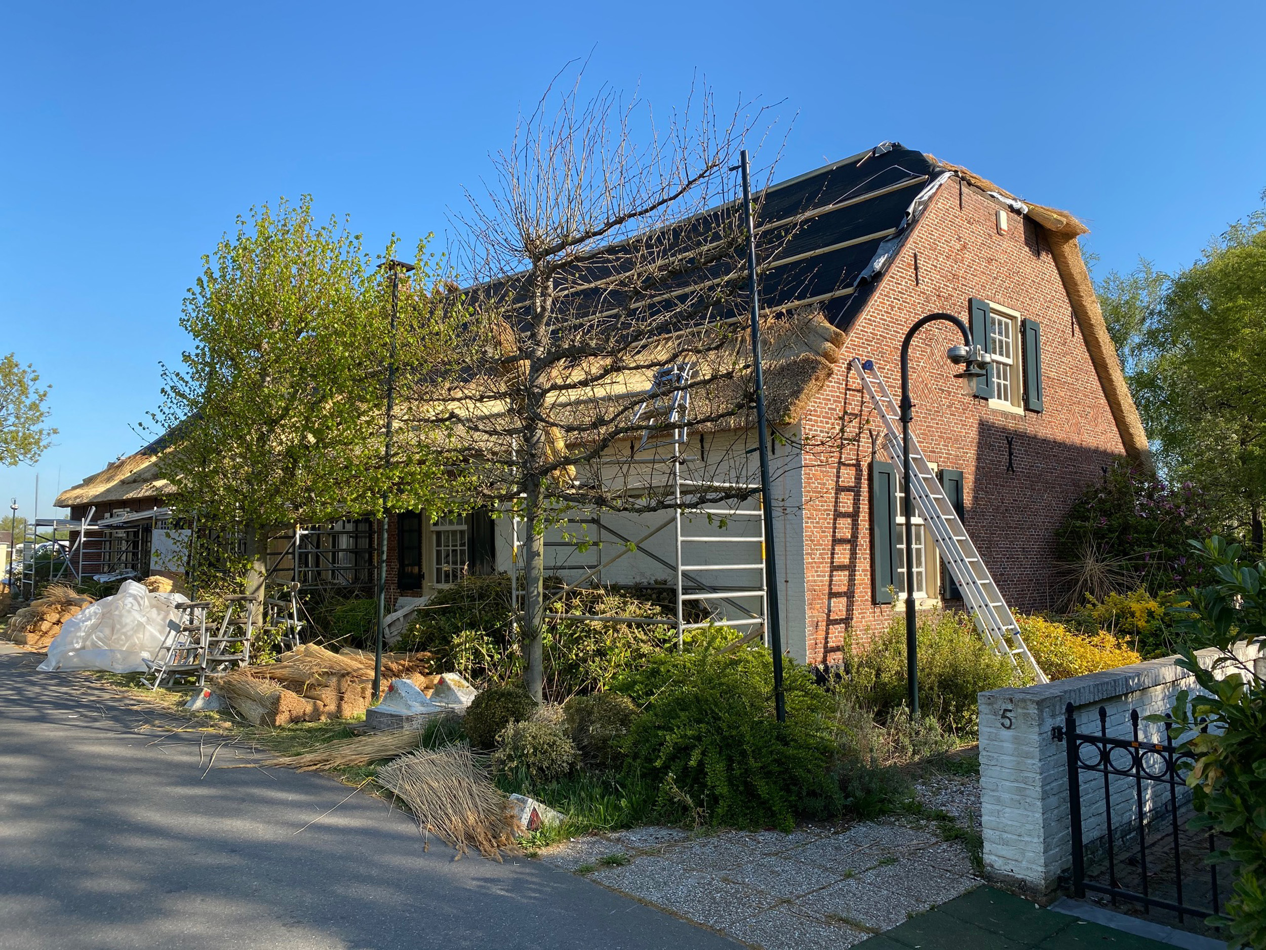 Vervanging van de rieten kap tijdens renovatie en verduurzaming van de historische boerderij aan de Kniplaan