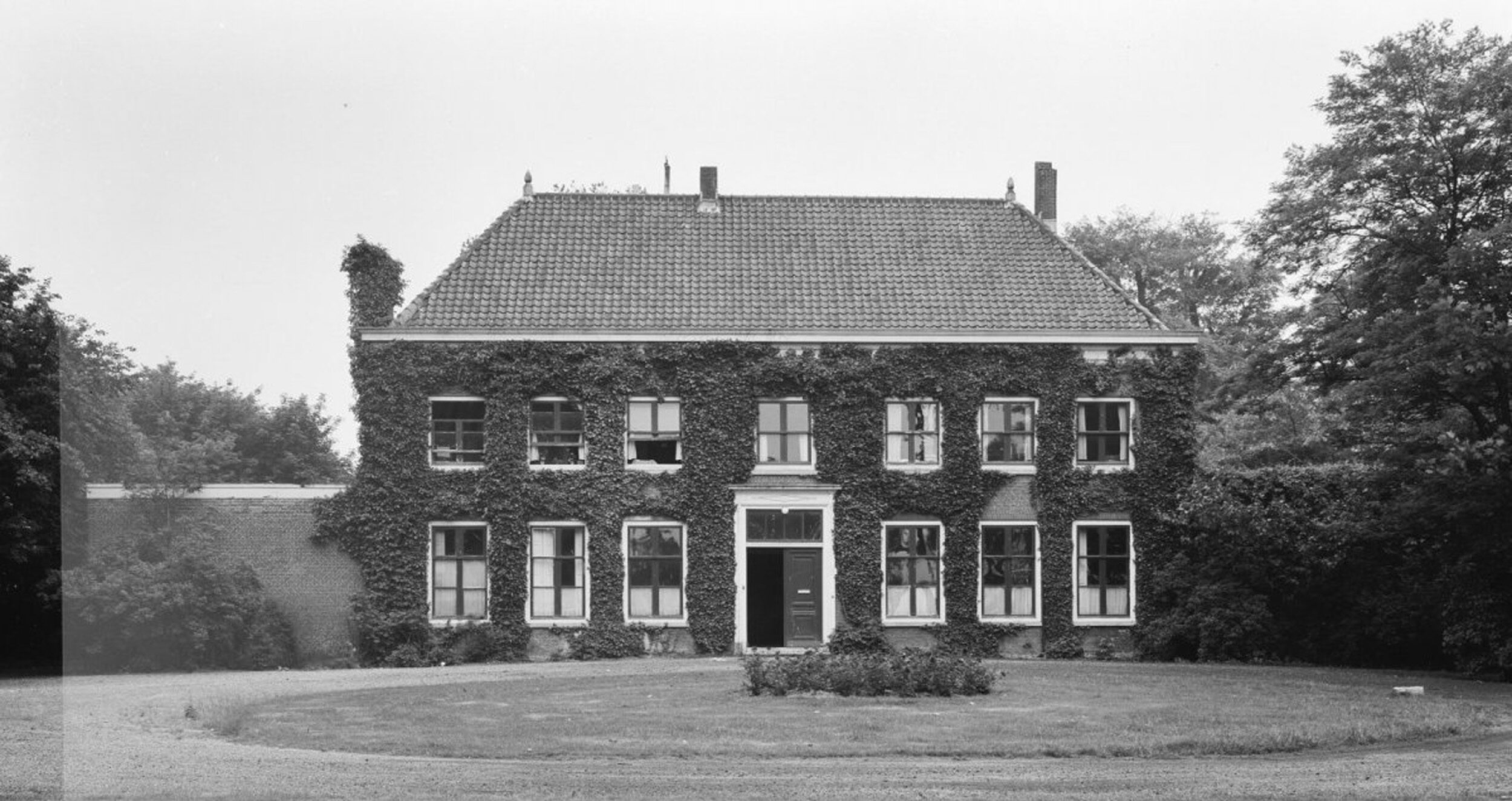 Voorgevel van Landhuis De Voorde in Rijswijk in 1966, opname door de Rijksgebouwendienst