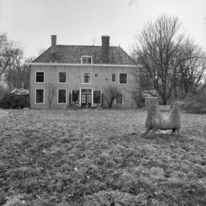 Achtergevel van een historisch woongebouw in Rijswijk, gezien vanaf de achterzijde.