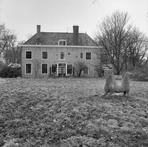 Achtergevel van een historisch woongebouw in Rijswijk, gezien vanaf de achterzijde.