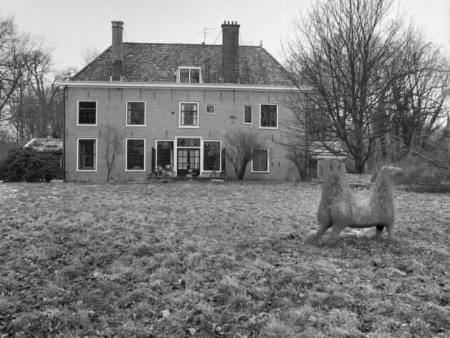 Achtergevel van een historisch woongebouw in Rijswijk, gezien vanaf de achterzijde.