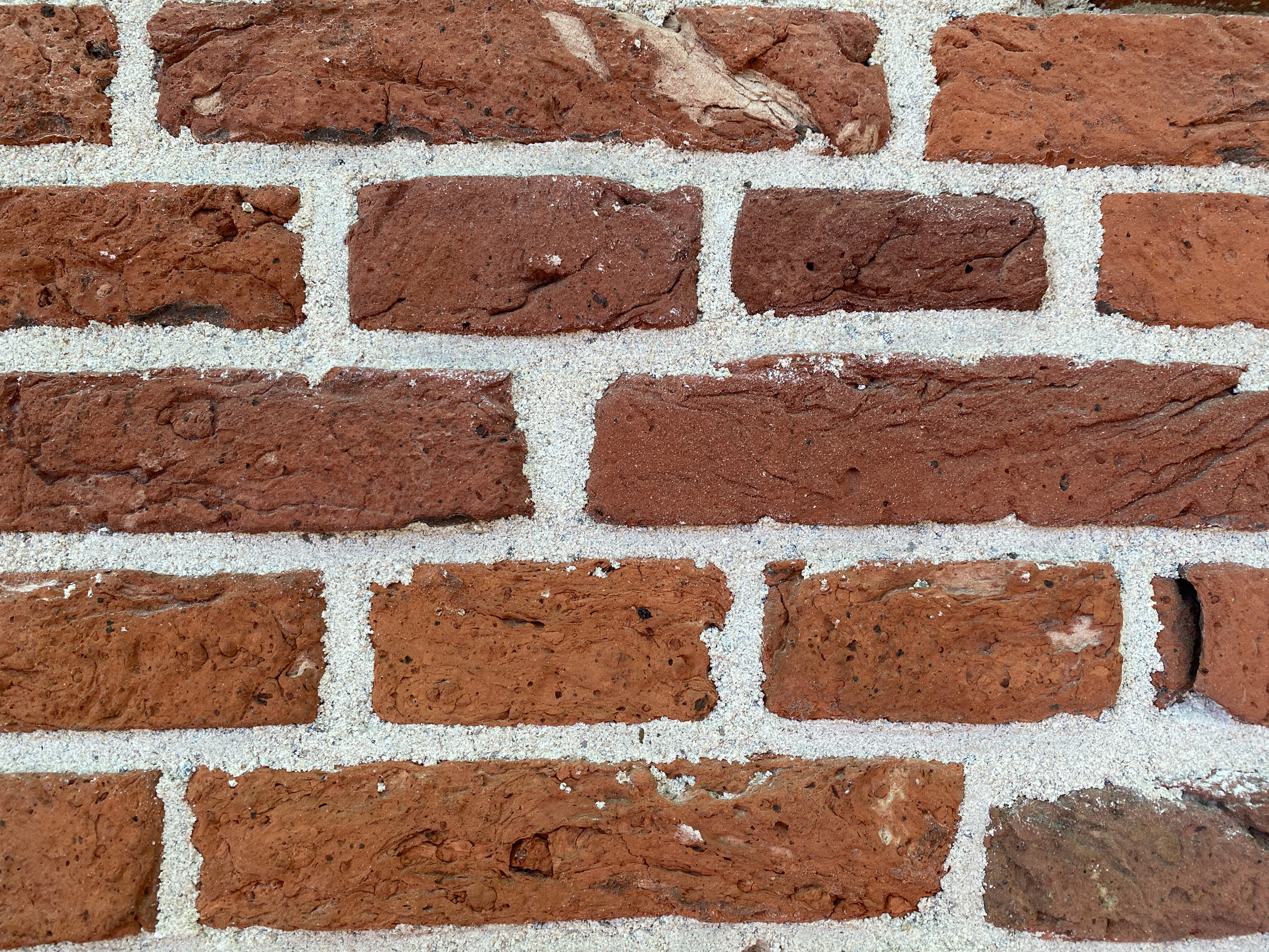 Kalkgebonden voegen in de retranchementsmuur na restauratie