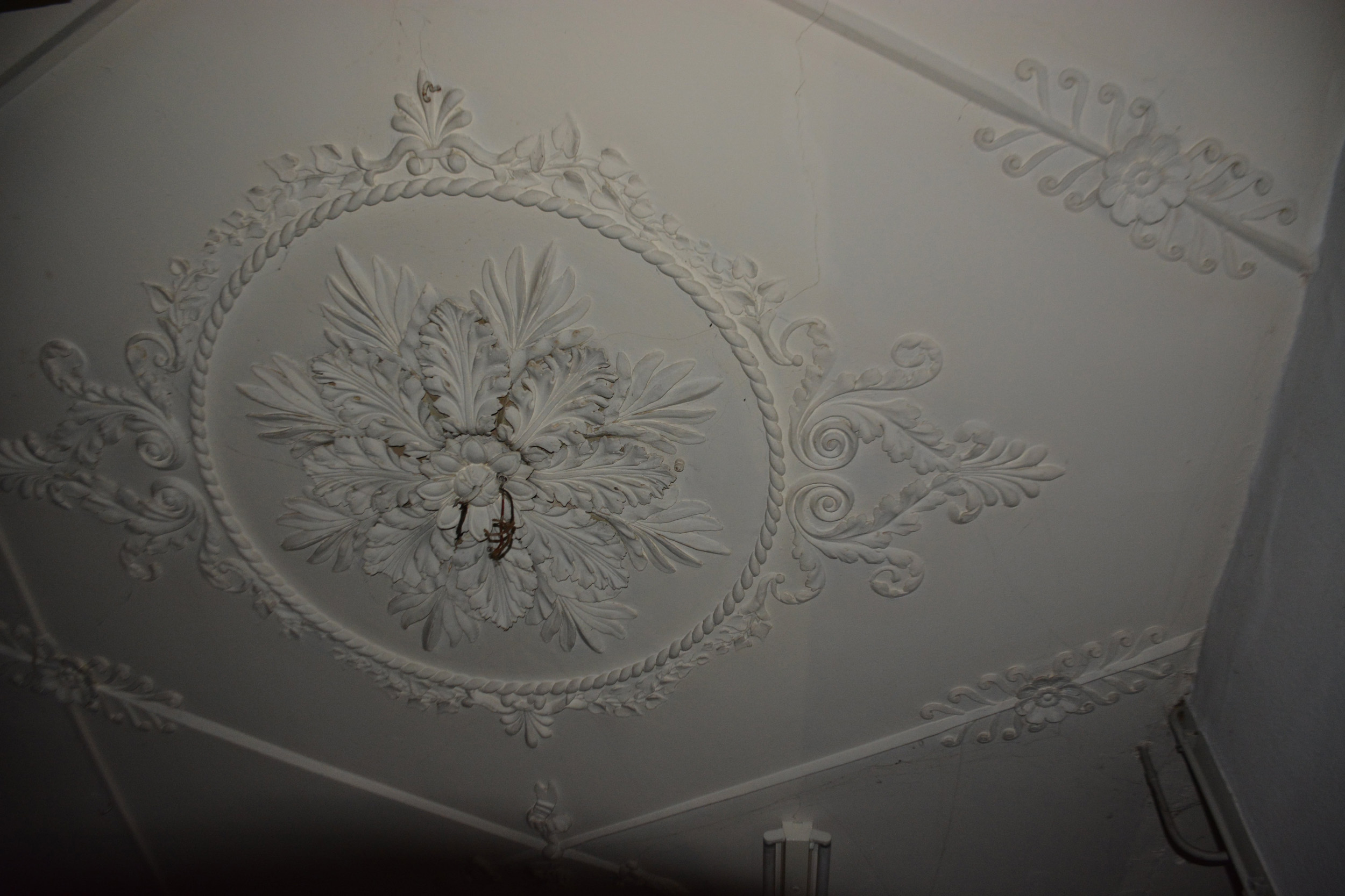 Interieur van Landhuis De Voorde met historisch stucplafond in vervallen staat tijdens bouwkundige inspectie en gebrekenlijst