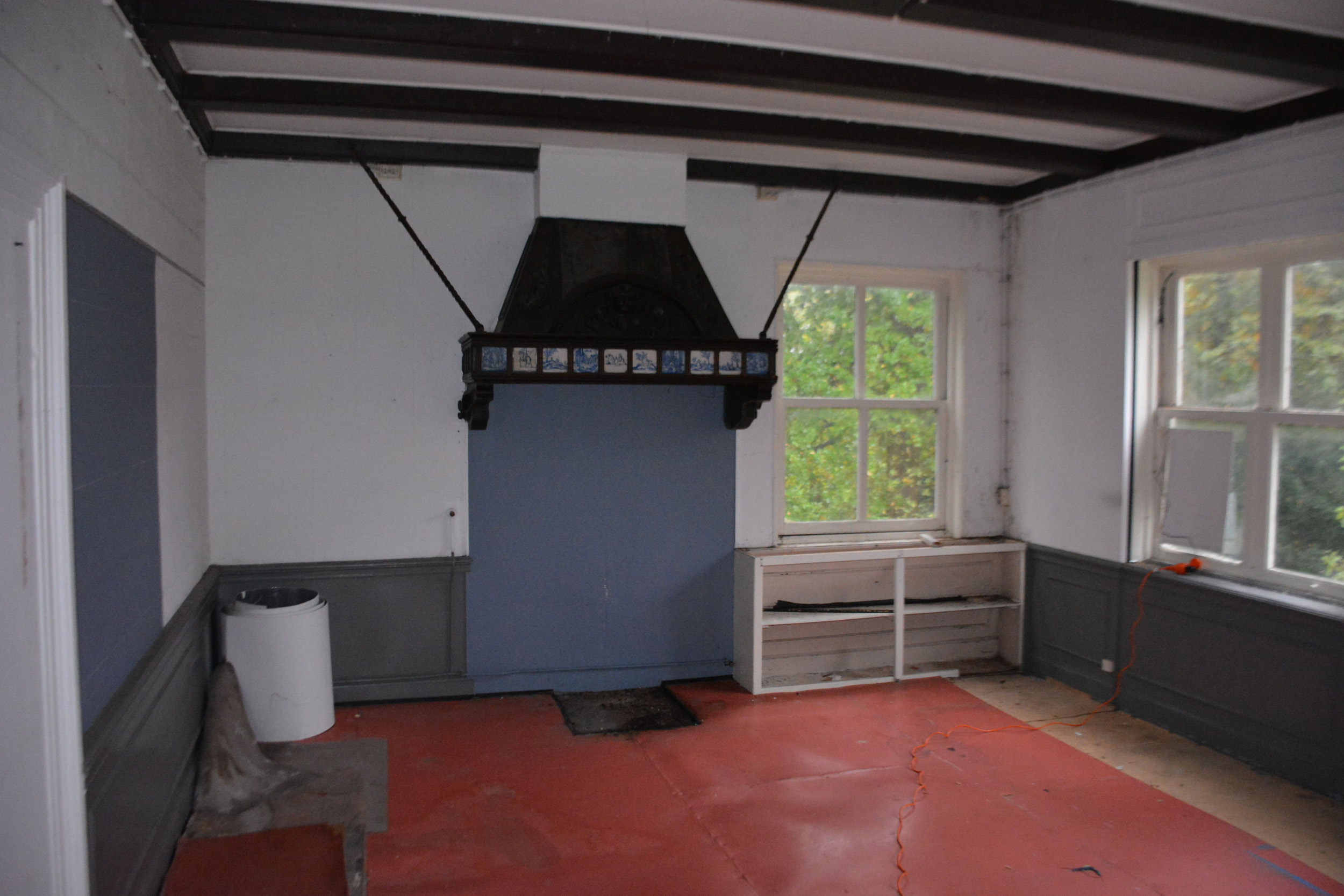 Keukeninterieur van Landhuis De Voorde met historische elementen tijdens bouwkundige inspectie en opstellen van gebrekenlijst