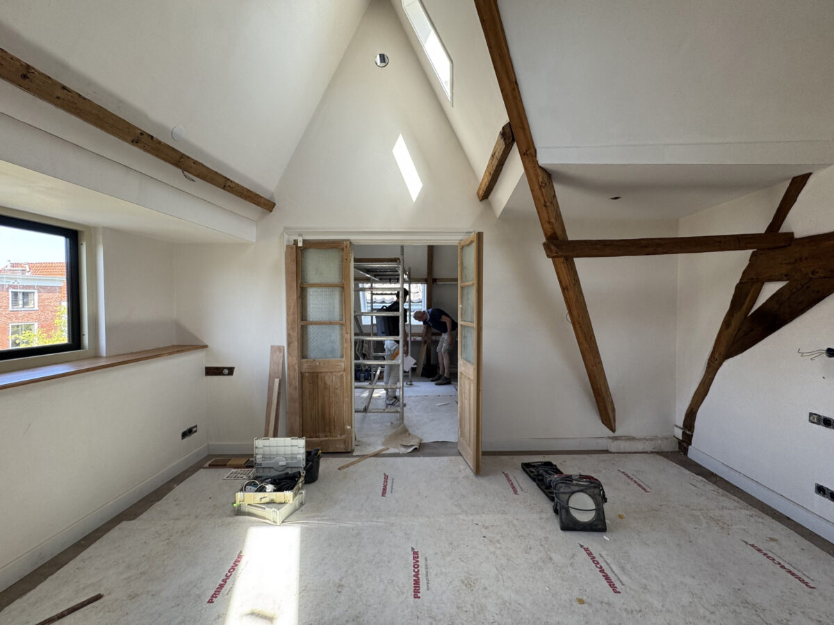 Restauratie en verduurzaming van kapverdieping en dakkapel van grachtenpand Korenmarkt 18 in Delft