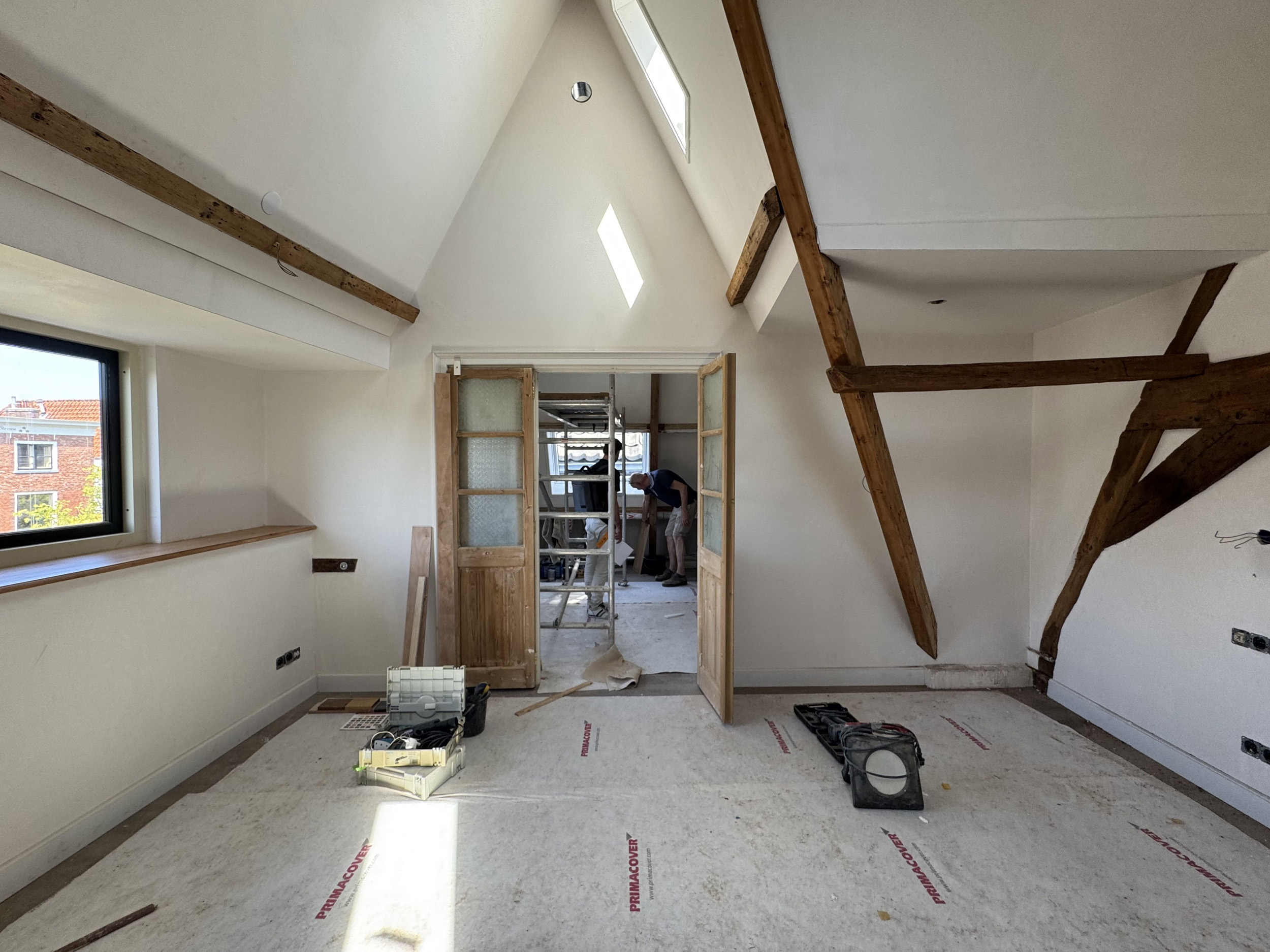 Restauratie en verduurzaming van kapverdieping en dakkapel van grachtenpand Korenmarkt 18 in Delft