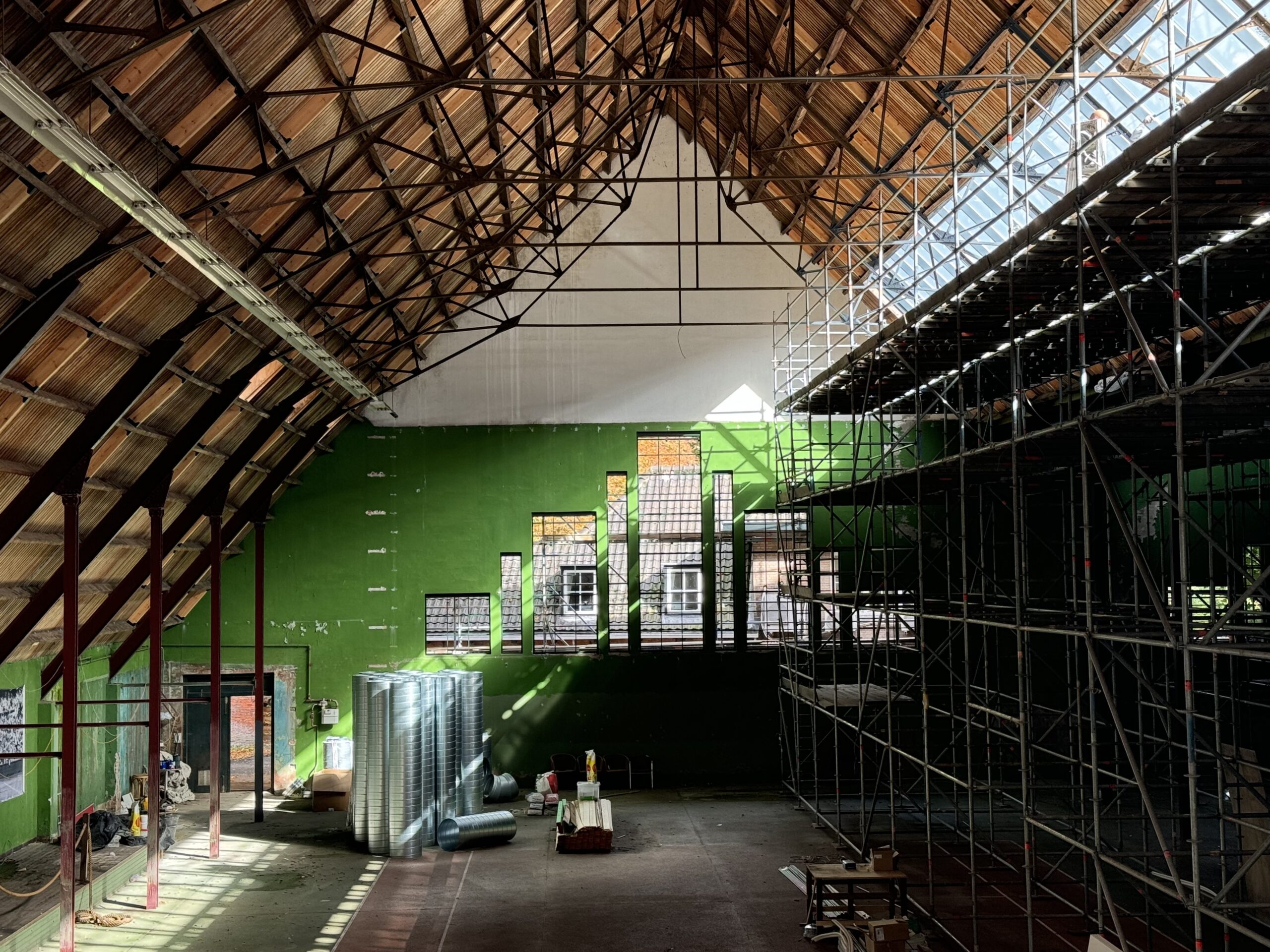 Interieur van de tennishal op Tennispark Marlot tijdens restauratie