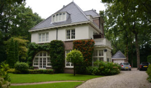 Voorgevel van de villa aan de Schouwweg in Wassenaar vóór restauratie, verduurzaming en uitbreiding