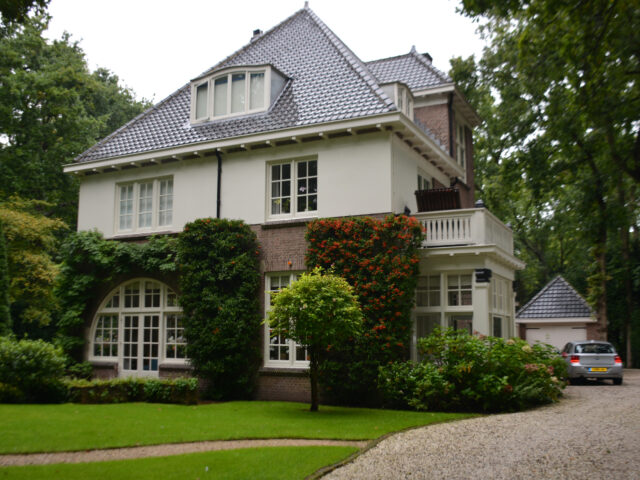 Voorgevel van de villa aan de Schouwweg in Wassenaar vóór restauratie, verduurzaming en uitbreiding