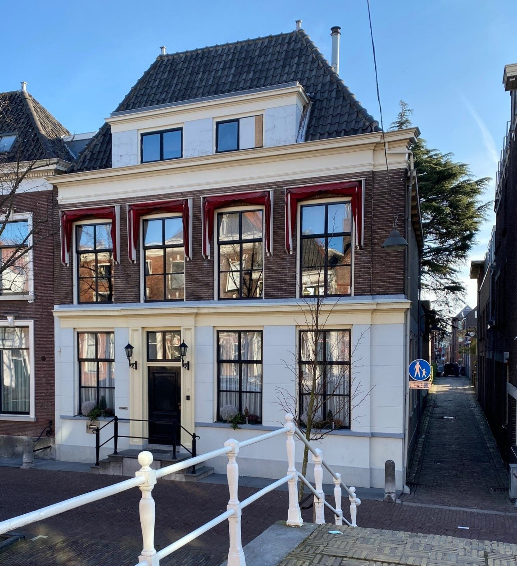Voorgevel van grachtenpand aan de Korenmarkt in Delft vóór restauratie en verduurzaming