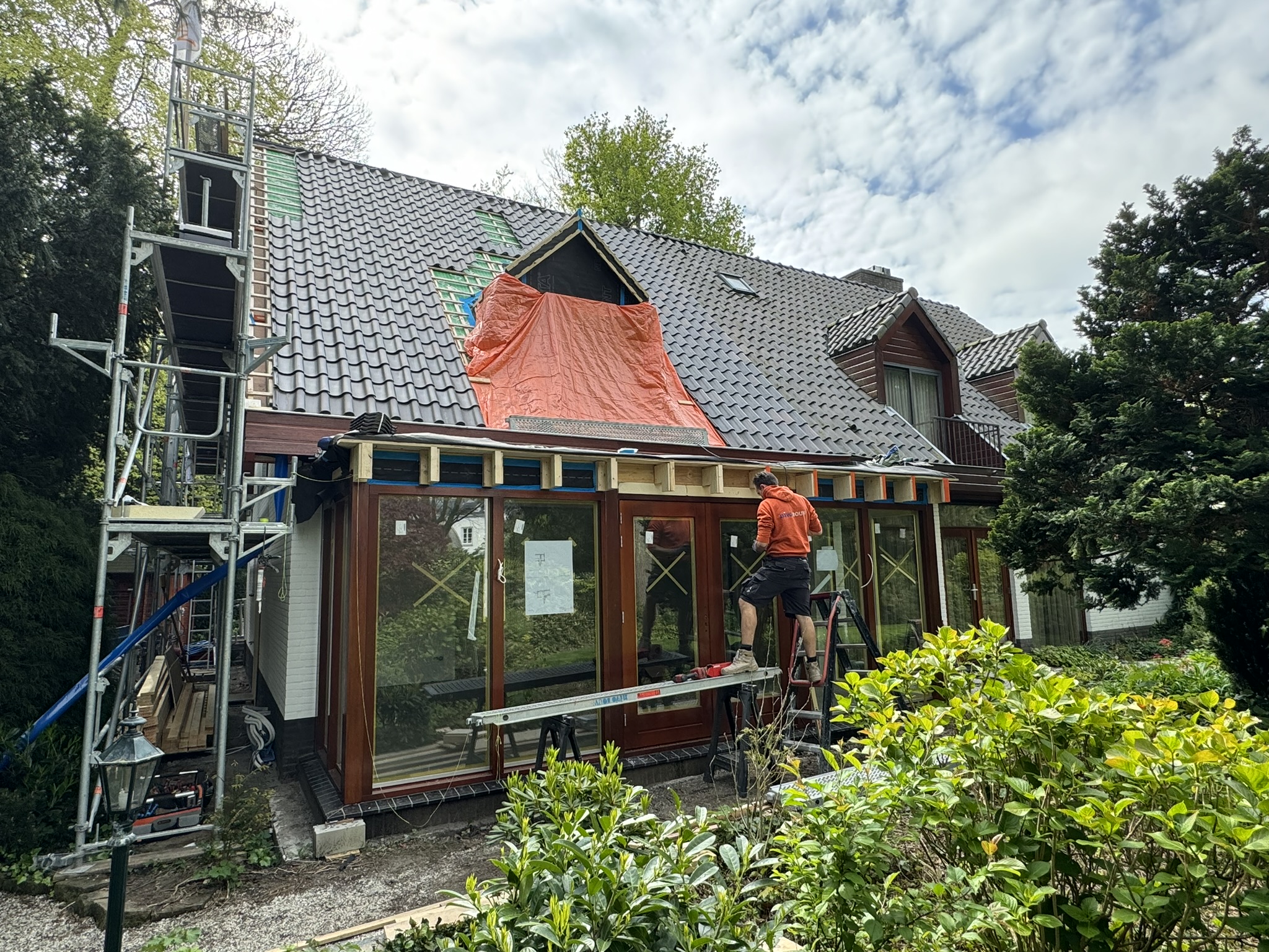 Achterzijde van woonhuis in Wassenaar met uitbreiding voor een kangoeroewoning.