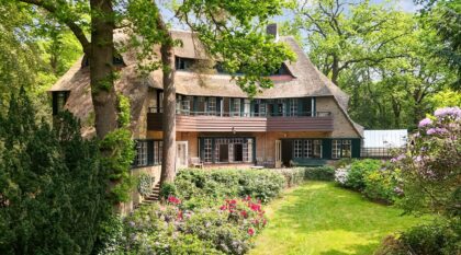 Achtergevel van rijksmonument Van der Oudermeulenlaan 11 in Wassenaar, bestaande situatie vanuit de tuin, voorafgaand aan restauratie en renovatie