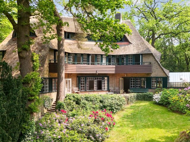 Achtergevel van rijksmonument Van der Oudermeulenlaan 11 in Wassenaar, bestaande situatie vanuit de tuin, voorafgaand aan restauratie en renovatie