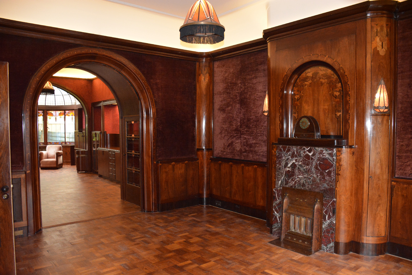 Voorkamer in Amsterdams School-stijl van Viottastraat 36 in Amsterdam, na restauratie