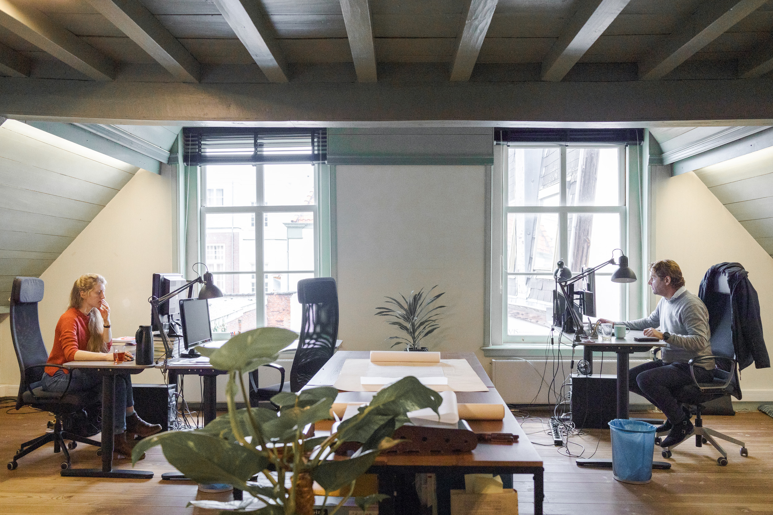 Architecten aan het werk in het restauratiearchitectenbureau in het Nobelhuis in Den Haag