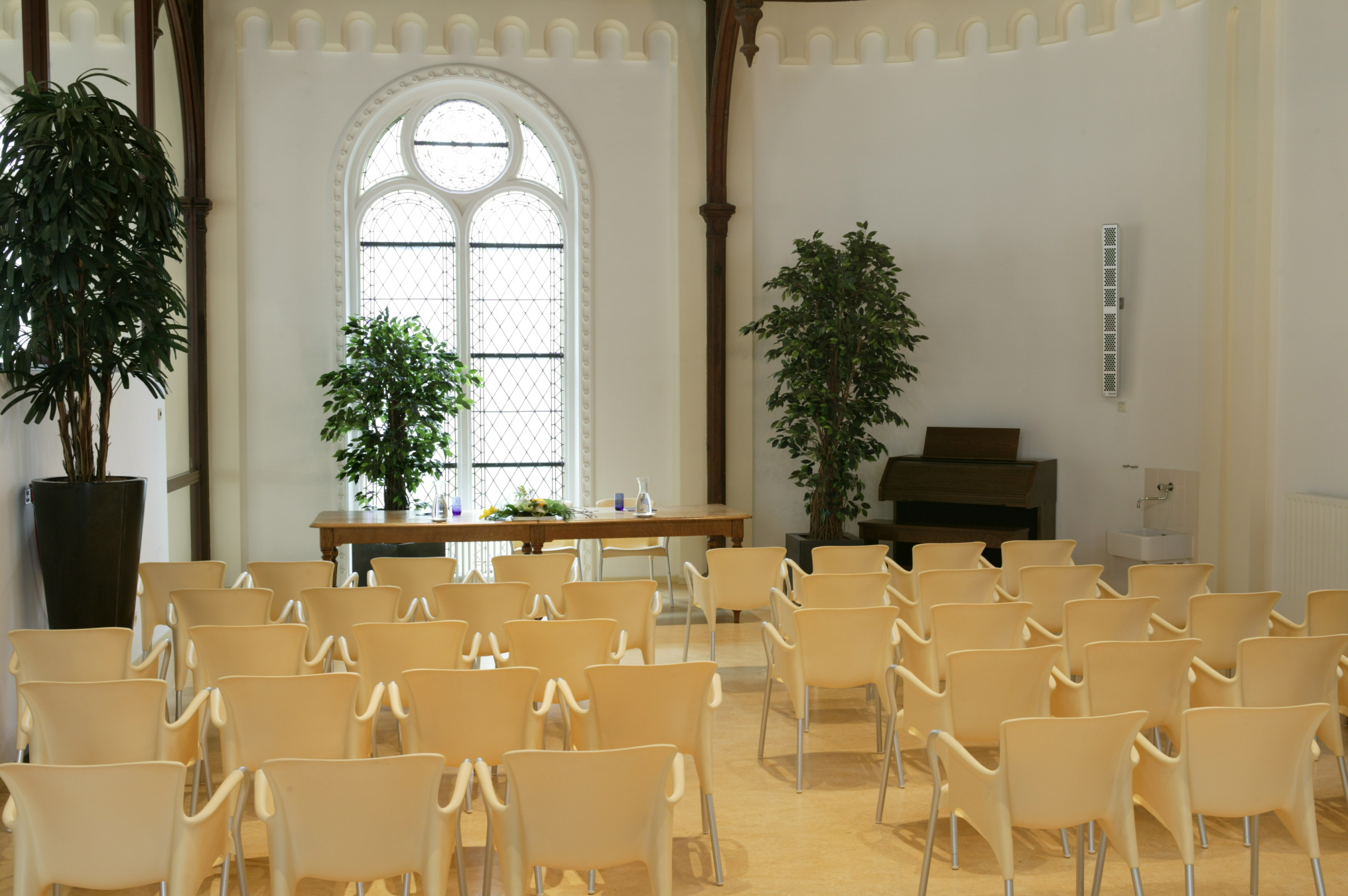 Bijzaal van de Paleiskerk Den Haag met stoelen opgesteld voor een lezing of bijeenkomst.