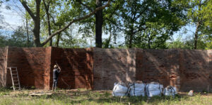 Monumentale fruitmuur langs landgoed Marlot wordt grootschalig gerestaureerd.