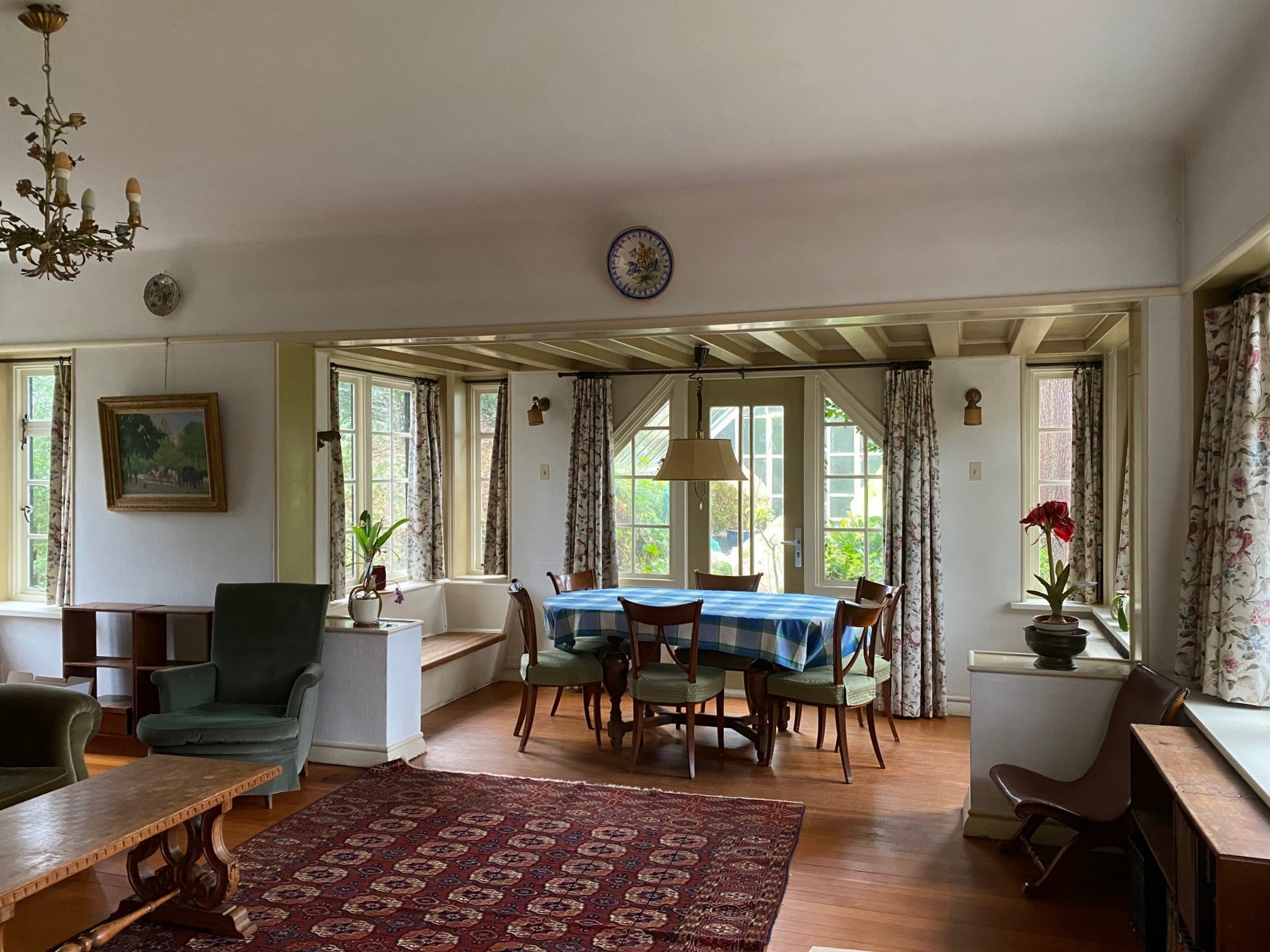 Interieur van de eetkamer van een rijksmonumentaal landhuis in Wassenaar, opgenomen voor bouwhistorisch verslag