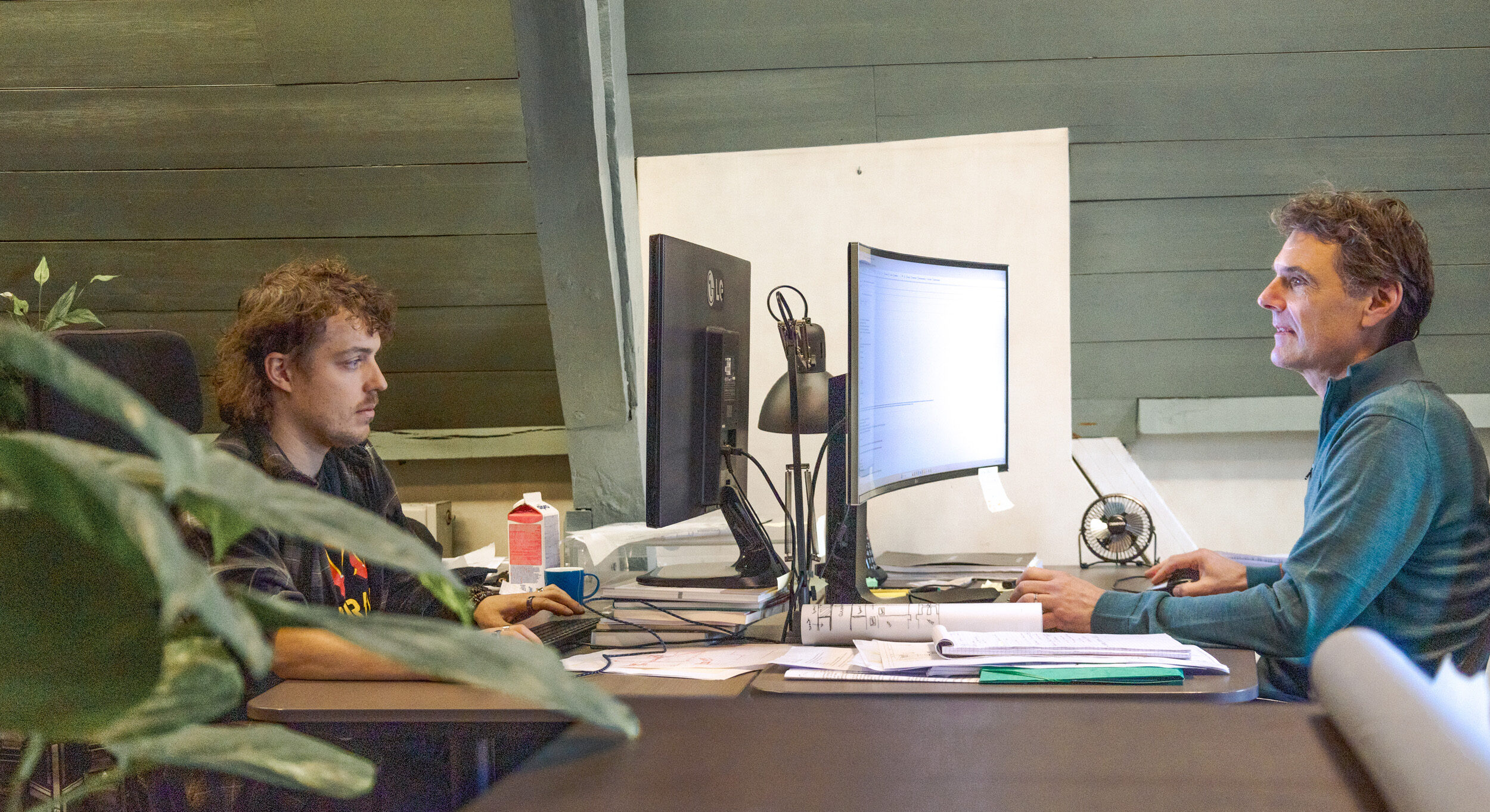 Architect en technisch tekenaar aan het werk op restauratie architectenbureau