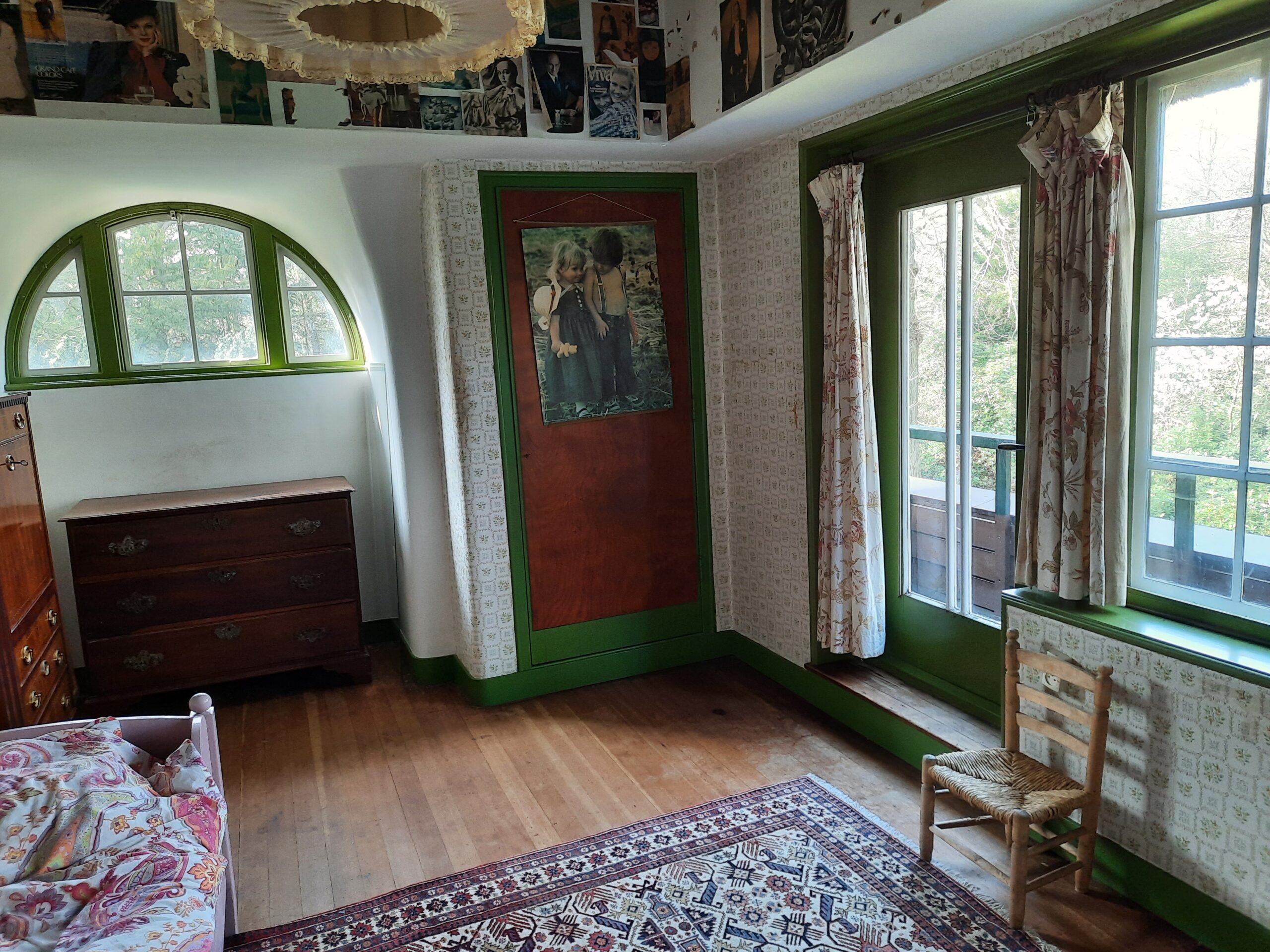 Interieur van de slaapkamer van een rijksmonumentaal landhuis aan de van der oudermeulenlaan in Wassenaar