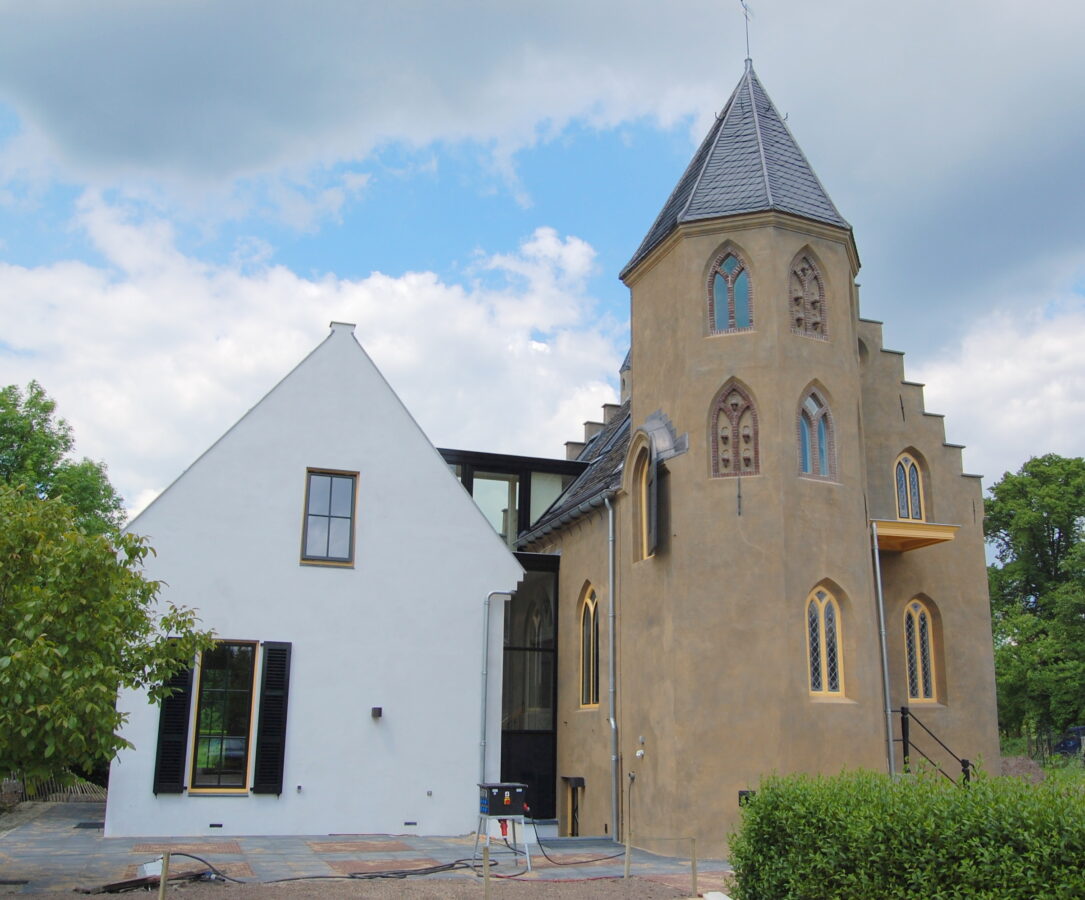 Jachthuis Molenstein na restauratie en uitbreiding, met zichtbaar gerestaureerd monumentaal exterieur en bijgebouw.