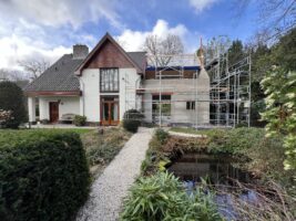 Voorgevel van woonhuis in Wassenaar met aanbouw voor een kangoeroewoning.