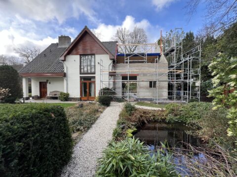 Voorgevel van woonhuis in Wassenaar met aanbouw voor een kangoeroewoning.