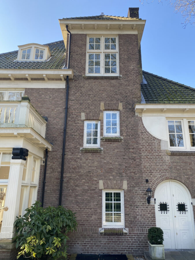 Voorgevel van villa aan de Schouwweg in Waassenaar voor restauratie en verduurzaming.