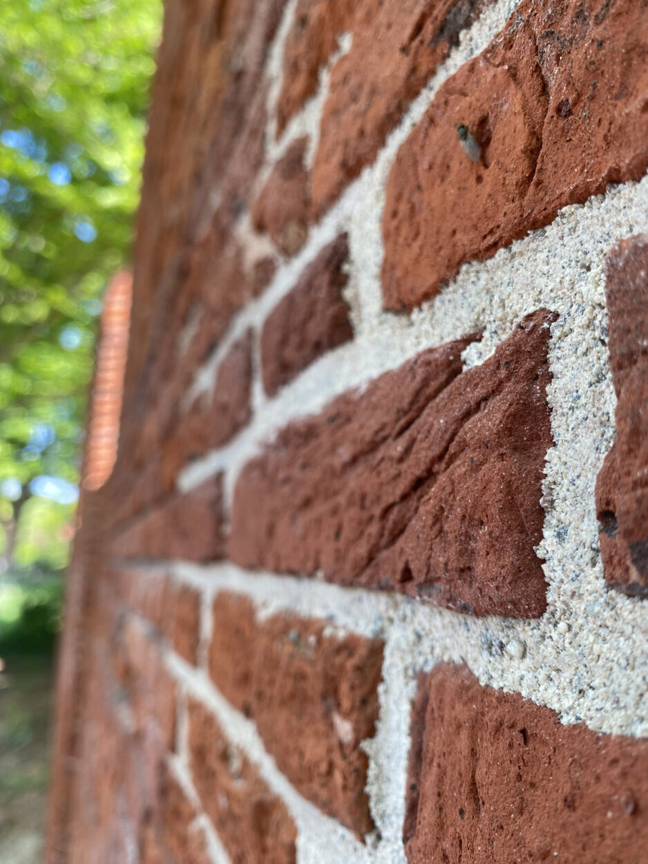 Voegwerk van de historische fruitmuur na restauratie