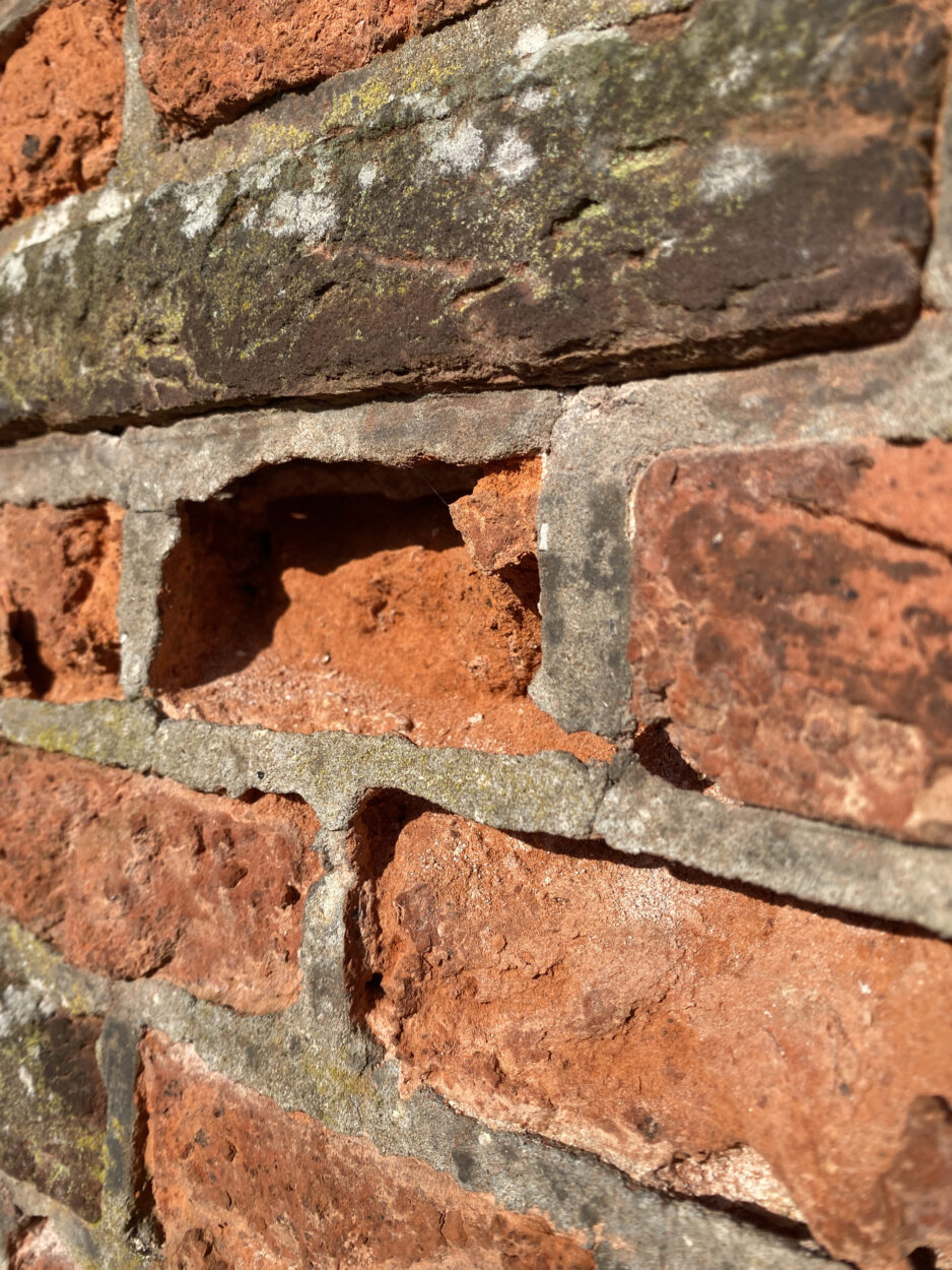 Voegwerk van de historische fruitmuur vóór restauratie