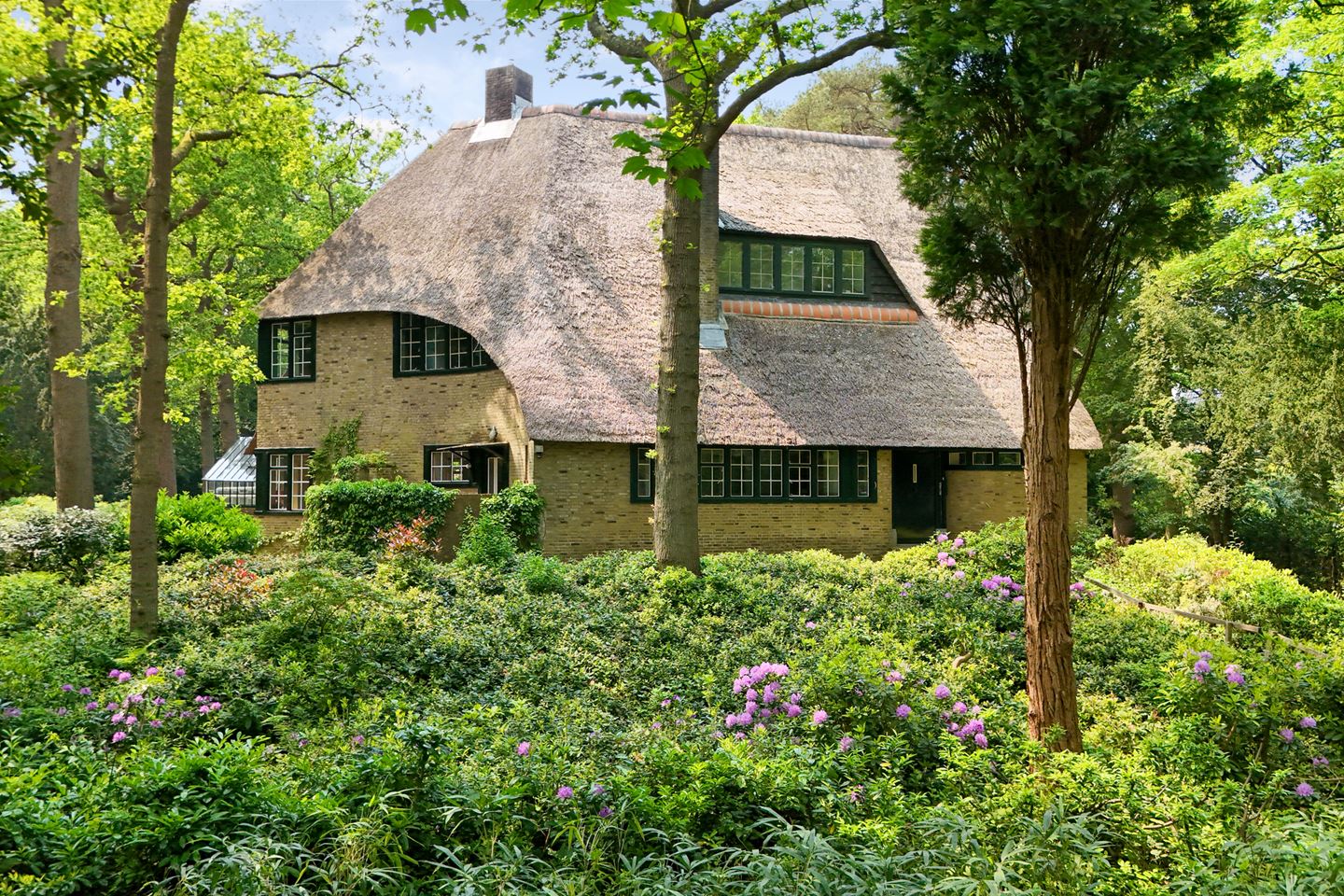 Voorgevel van rijksmonument Van der Oudermeulenlaan 11 in Wassenaar voor restauratie en renovatie
